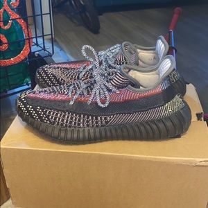 Yeezy sneakers worn a few times, perfect condition 7 1/2 men. Comes with box